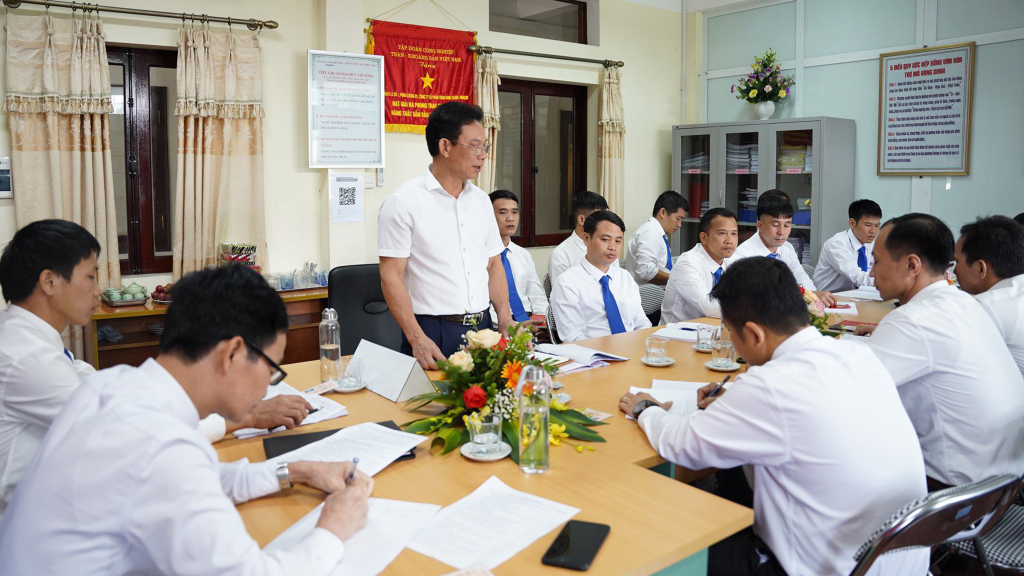 Đồng chí Nguyễn Văn Vũ - Phó Bí thư Đảng ủy Công ty dự sinh hoạt Đảng viên hàng tháng tại Chi bộ Phân xưởng K6.