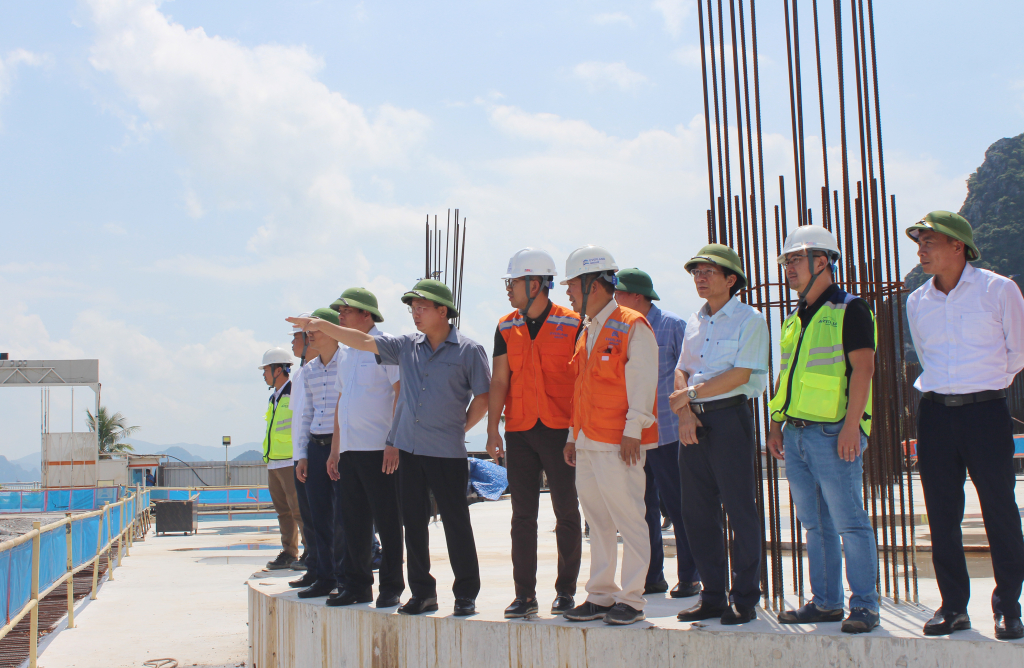 Đồng chí Cao Tường Huy, Quyền Chủ tịch UBND tỉnh kiểm tra tại dự án Tổ hợp du lịch, nghỉ dưỡng và giải trí Crystal Holidays Harbour Vân Đồn.