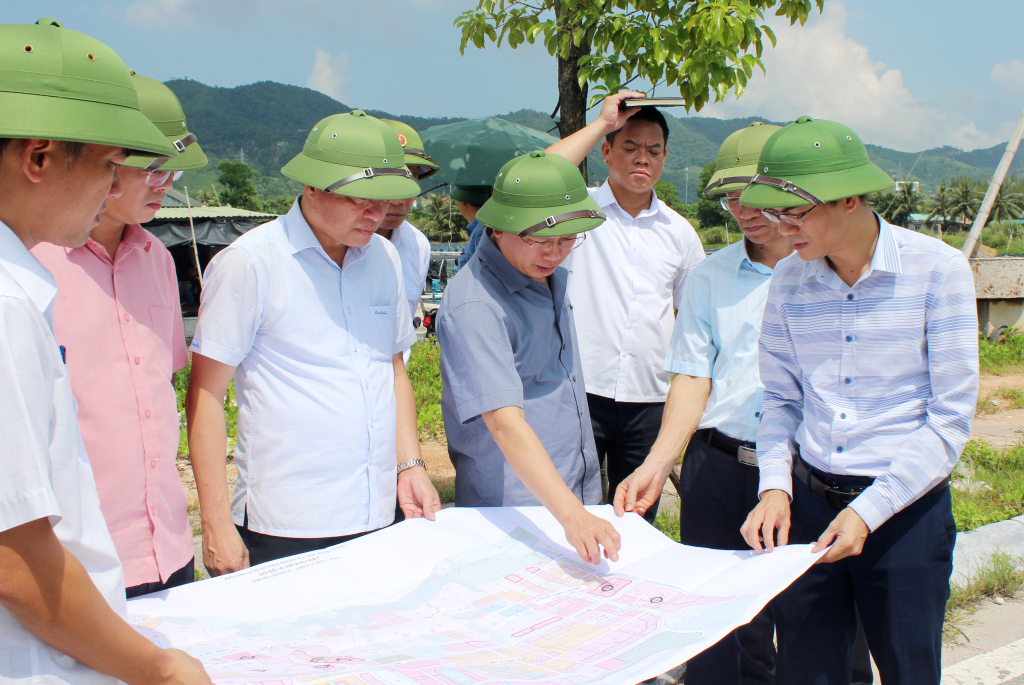 Lãnh đạo huyện Vân Đồn báo cáo Quy hoạch đầu tư xây dựng Trung tâm hành chính KKT Vân Đồn.