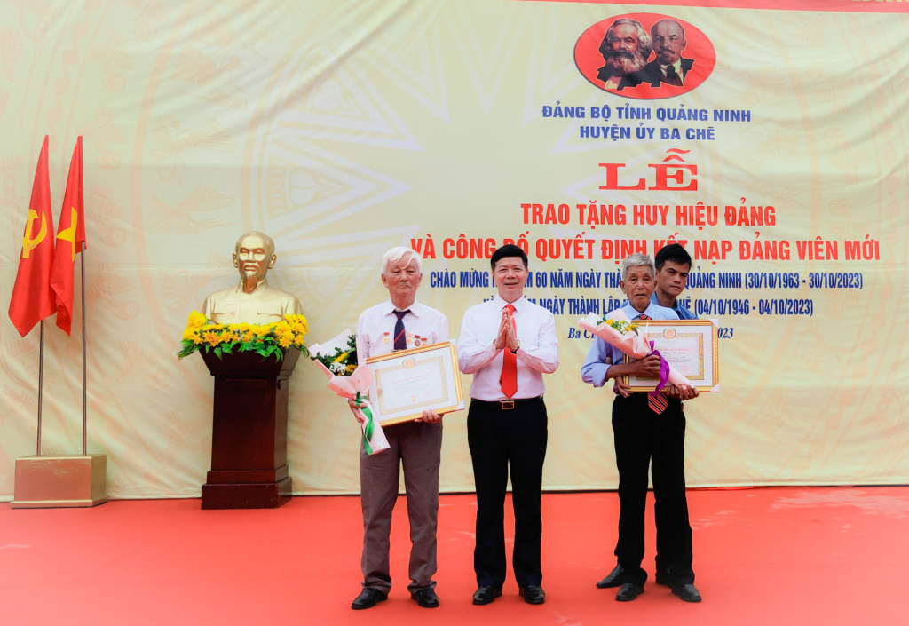 Huyện ủy Ba Chẽ thừa ủy quyền, trao tặng Huy hiệu 60 năm tuổi Đảng cho các đảng viên.