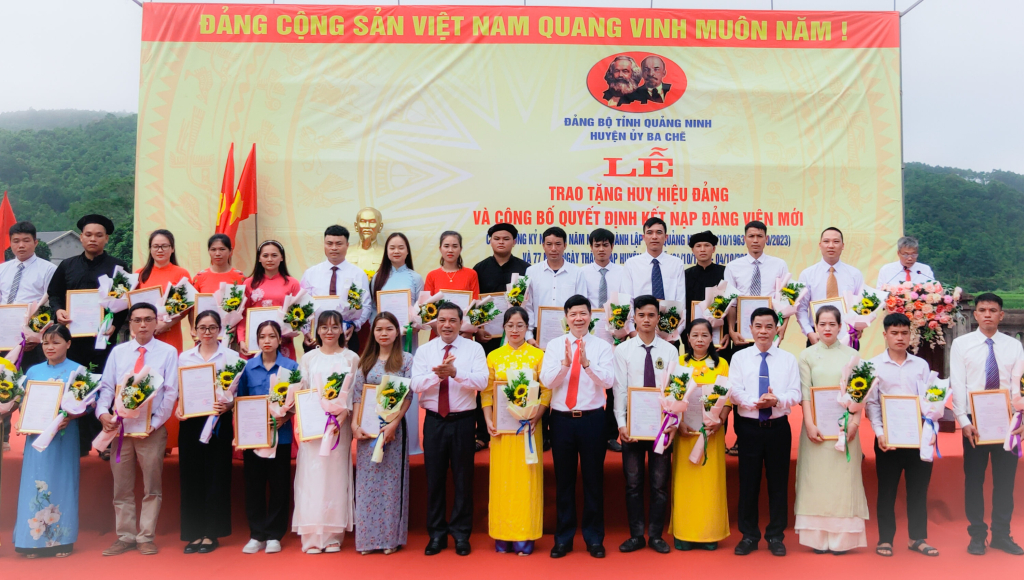 Lãnh đạo huyện Ba Chẽ tặng hoa chúc mừng lớp đảng viên kỷ niệm 60 năm ngày thành lập tỉnh Quảng Ninh và 77 năm ngày thành  lập huyện Ba Chẽ.