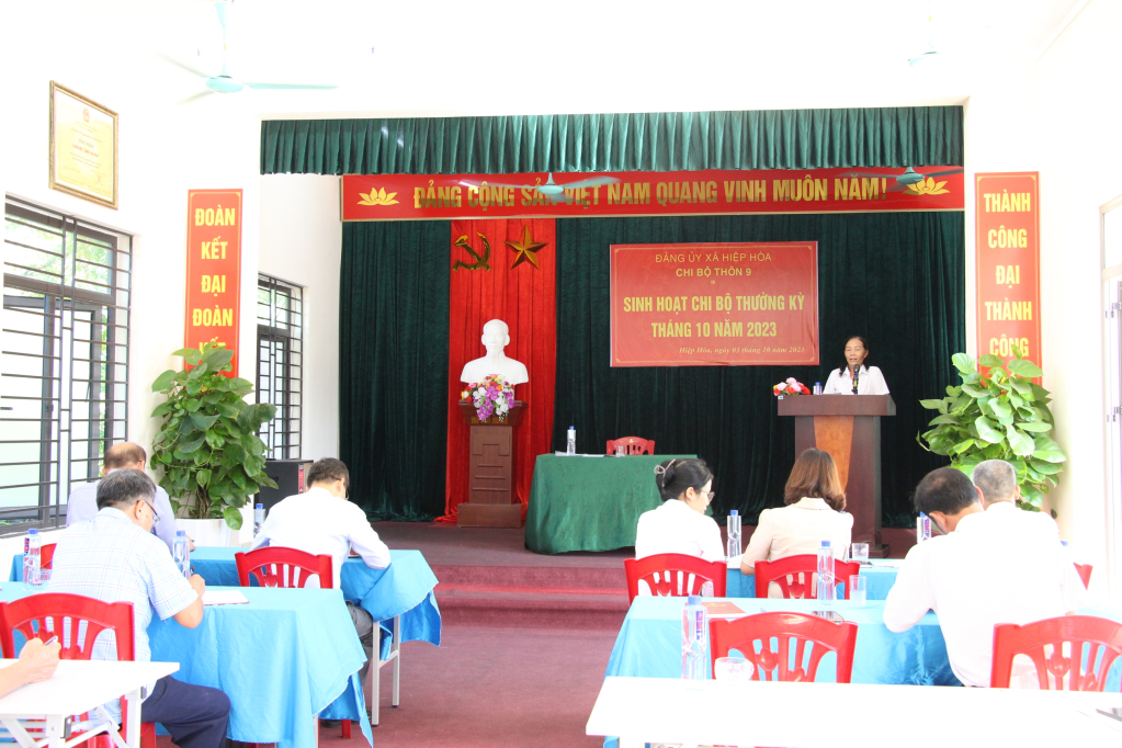 Quang cảnh sinh hoạt Chi bộ thường kỳ của Chi bộ thôn 9, xã Hiệp Hòa tháng 10 năm 2023.