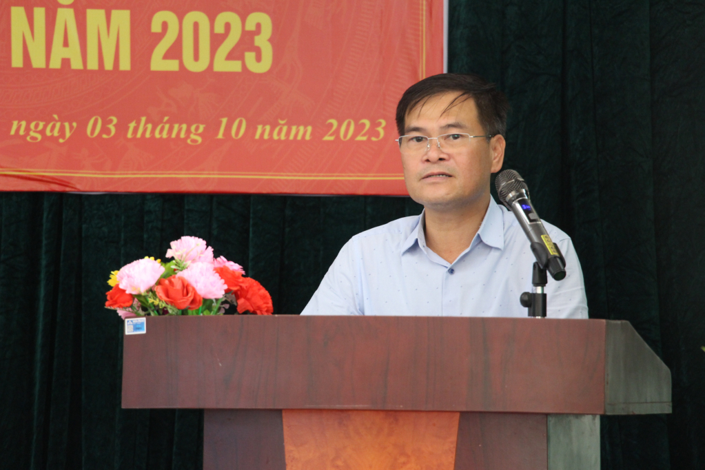 Đồng chí Bùi Văn Khắng, Phó Chủ tịch UBND tỉnh phát biểu tại buổi sinh hoạt chi bộ thôn 9, xã Hiệp Hòa.