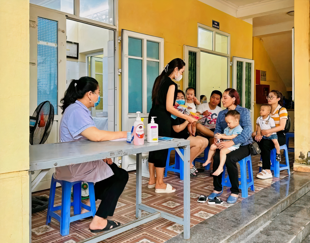 Trạm Y tế phường Cẩm Thành (TP Cẩm Phả) lồng ghép tuyên truyền sàng lọc sơ sinh cho bà mẹ, trẻ em trong buổi tiêm chủng mở rộng.