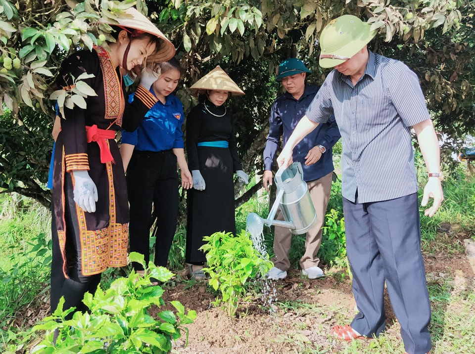 Lãnh đạo huyện, cán bộ Đảng viên và nhân dân thôn Đồng Doong, xã Minh Cầm trồng và chăm sóc hoa.