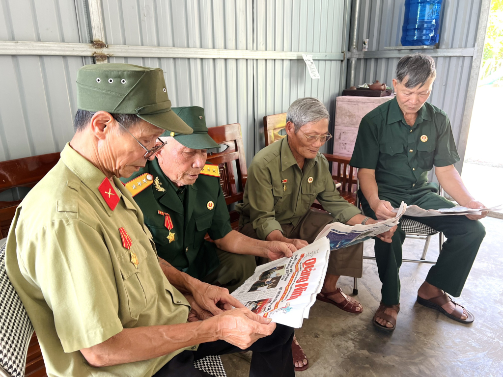 Cựu chiến binh Bùi Xuân Hót (ngoài cùng bên trái) và những đồng đội của mình vẫn giữ thói quen đọc báo Đảng.