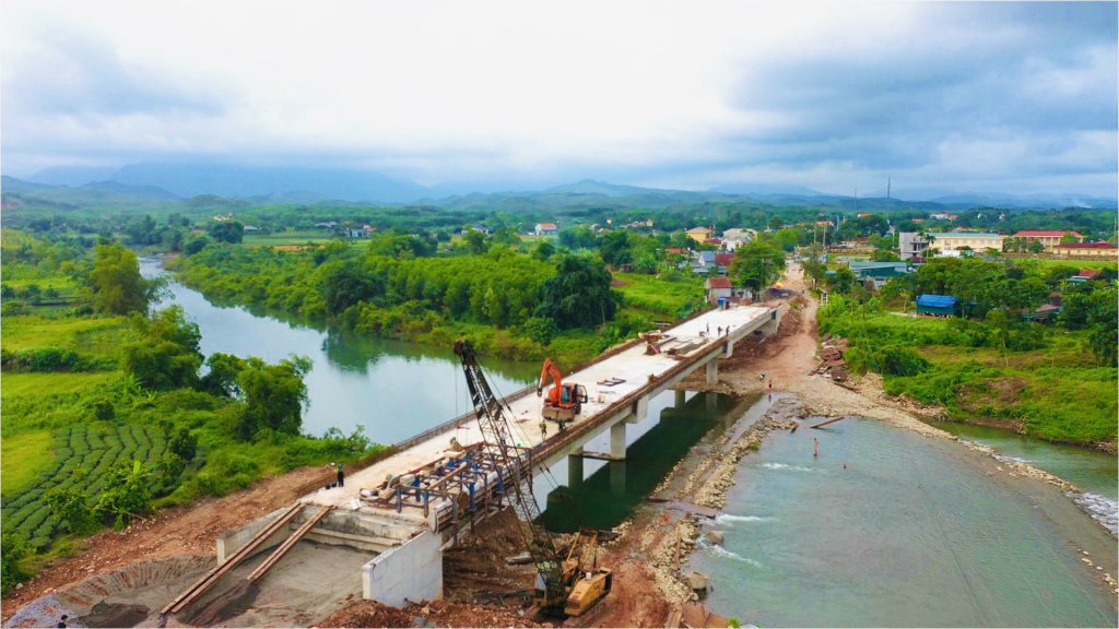 Dự án công trình cầu, đường xã Quảng Thịnh với tổng mức đầu tư 64,8 tỷ đồng được bà con nhân dân hai bên đường tình nguyện hiến đất, tài sản để triển khai thực hiện.