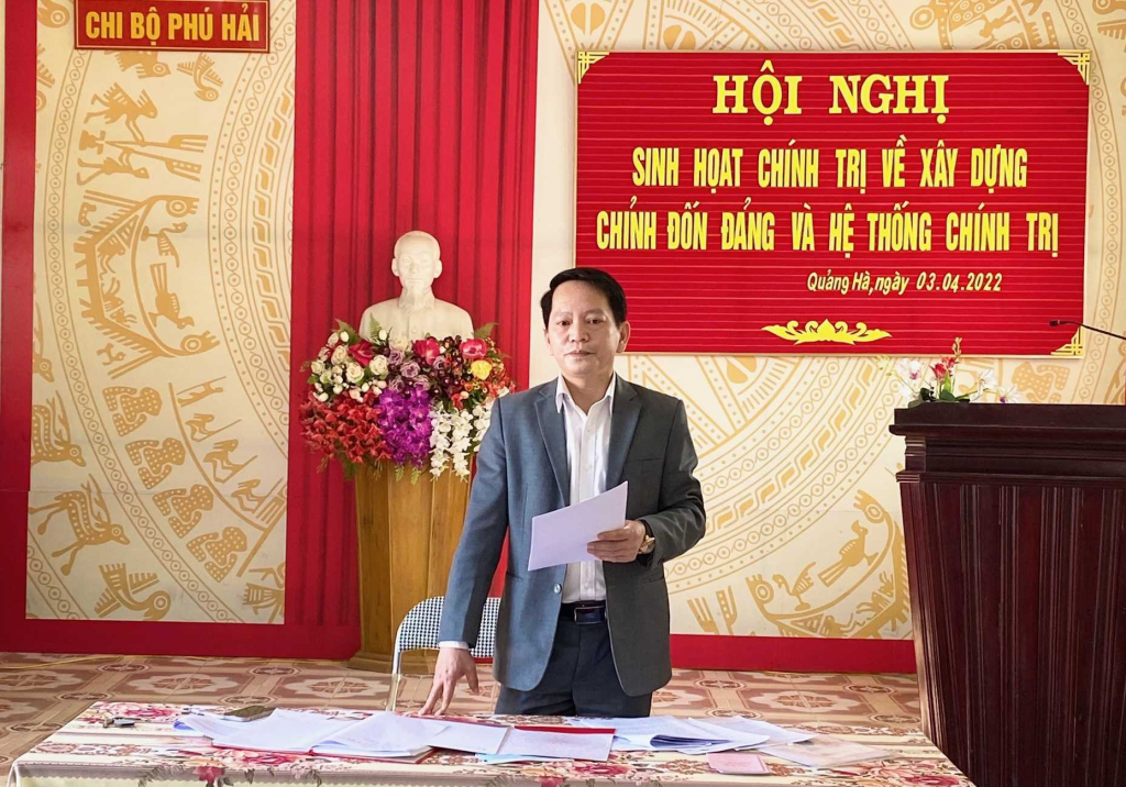 Đồng chí Nguyễn Kim Anh, Tỉnh ủy viên, Bí thư Huyện ủy Hải Hà dự sinh hoạt chính trị về xây dựng chỉnh đốn đảng và hệ thống chính trị tại Chi bộ Phú Hải - Hải Hà.