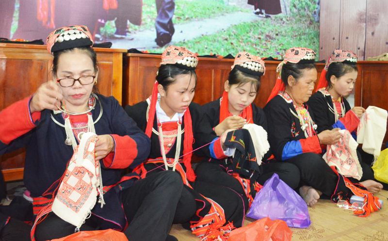 Người dân xã Thượng Yên Công duy trì nghề may thêu, giữ nét văn hoá truyền thống.