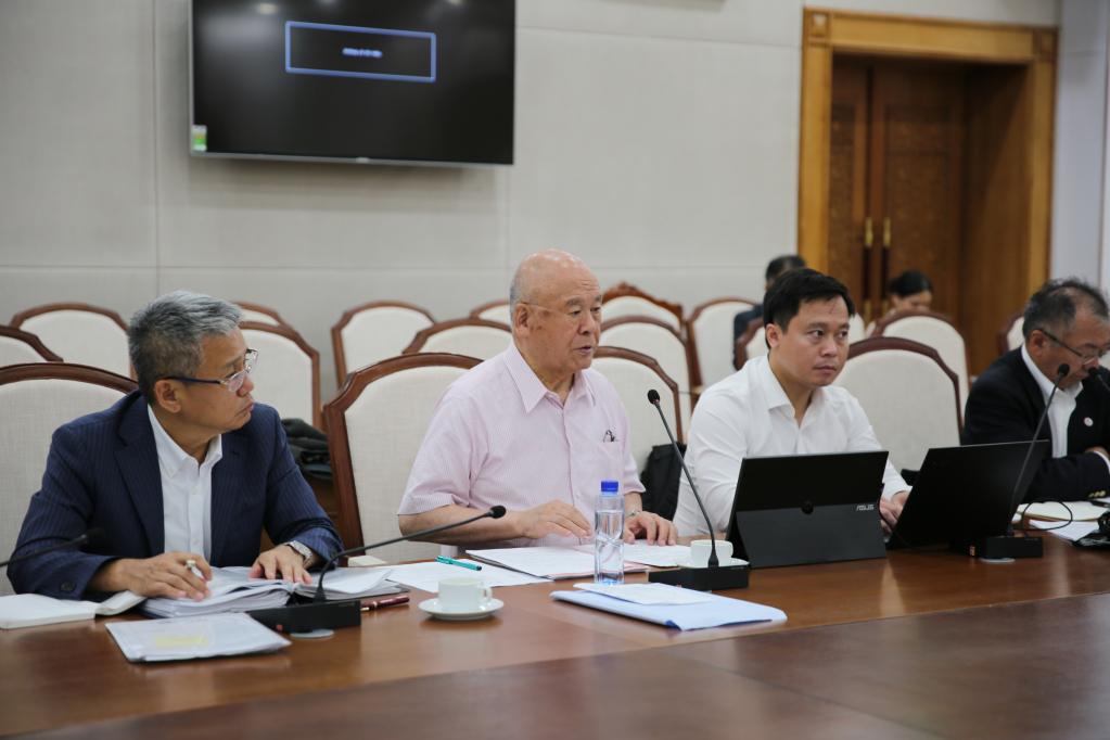 Ông Takebe Tsutomu ( ngồi giữa), cố vấn đặc biệt Liên minh Nghị sỹ hữu nghị Nhật – Việt phát biểu tại buổi làm việc