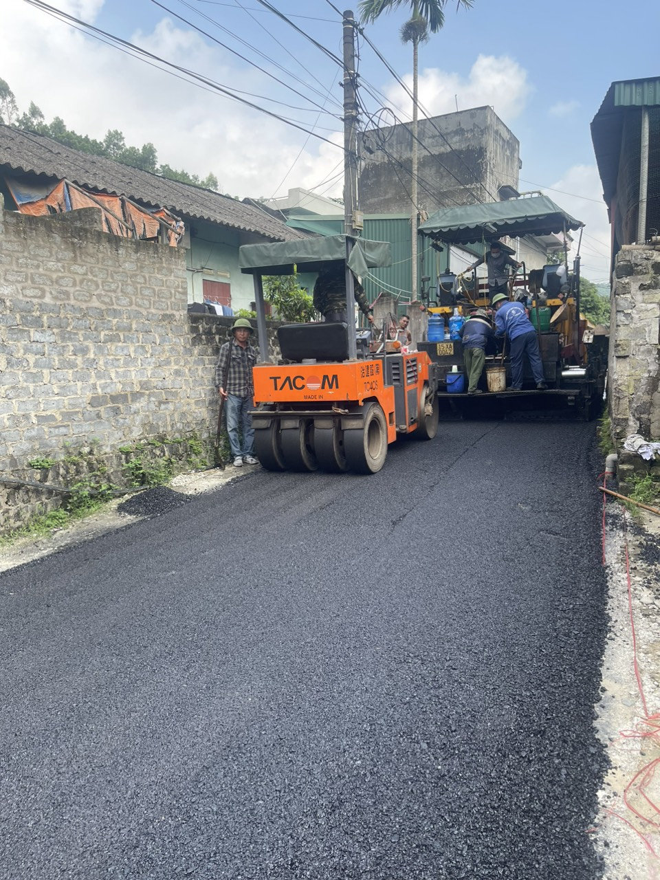 Phường Vàng Danh xã hội hóa đổ bê tông áp phan 500m đường khu 6.
