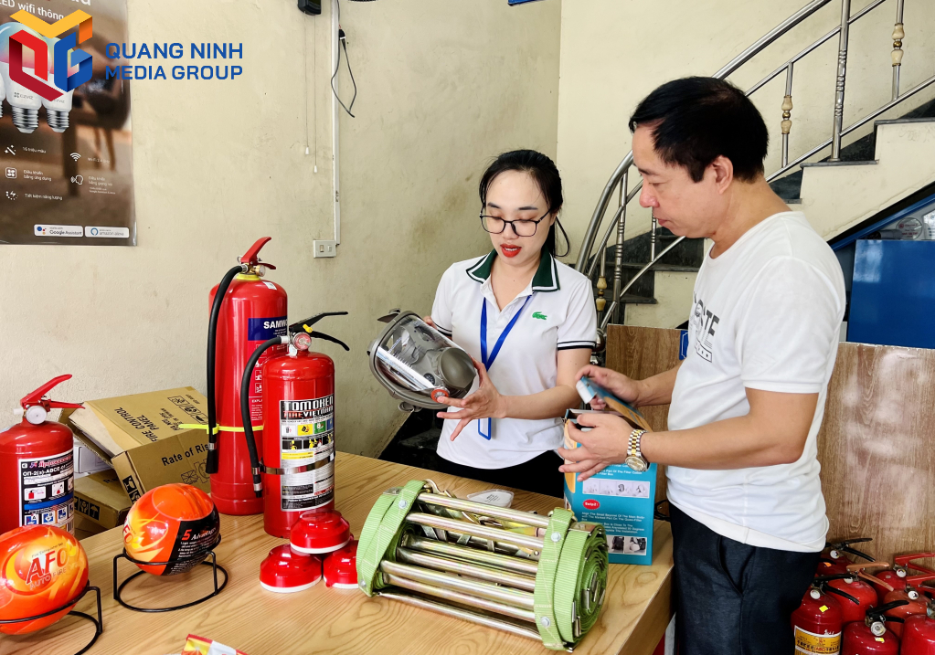 Ông Phạm Quang Hậu tìm mua các thiết bị chữa cháy và cứu nạn để trang bị tại nhà.