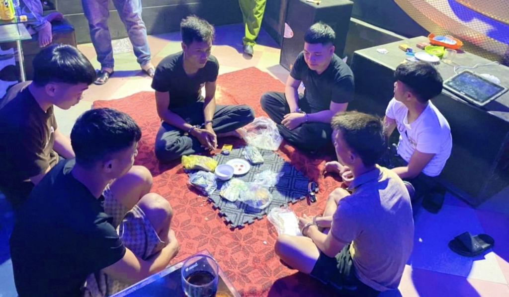 06 đối tượng đang tham gia đánh bạc bằng hình thức xóc đĩa tại phòng hát karaoke quán Phố Xa, thuộc thôn Minh Tân, xã Quảng Minh (Hải Hà).