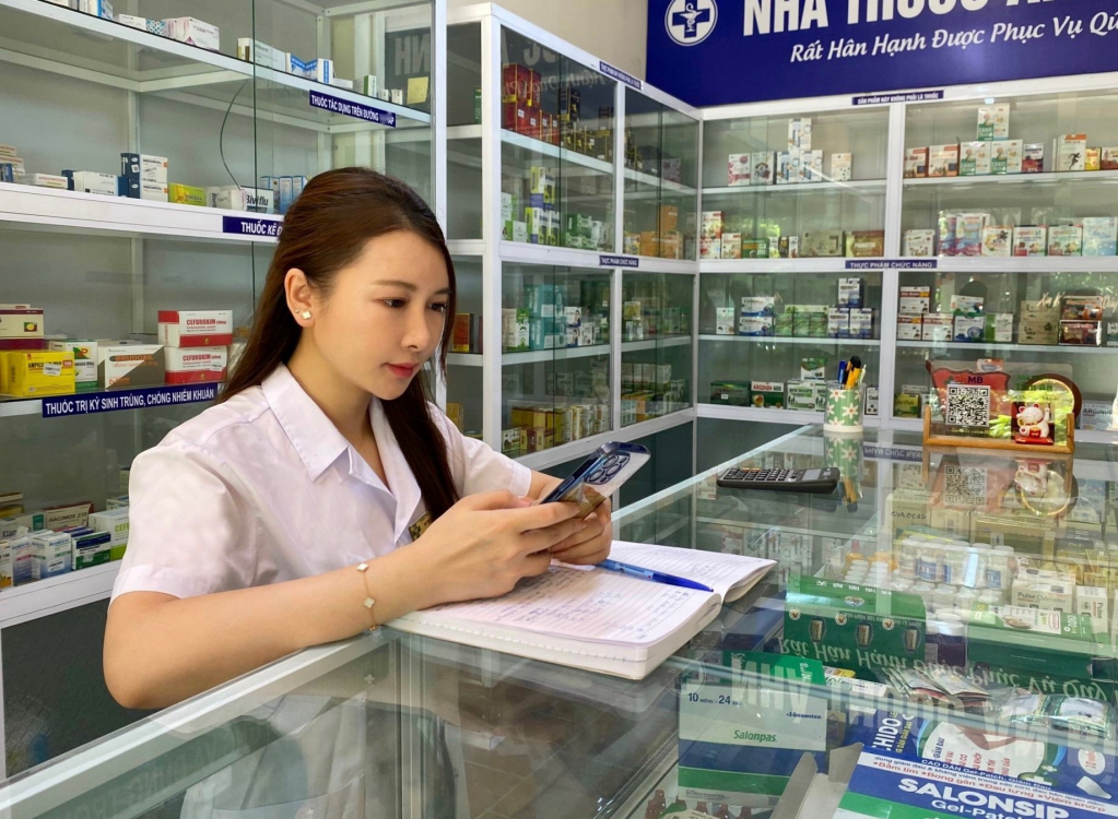 Chị Vi Thị Lan Hương, chủ cửa hàng thuốc tại phường Trần Hưng Đạo (TP Hạ Long) xem lại tin nhắn của các đối tượng lừa đảo. 
