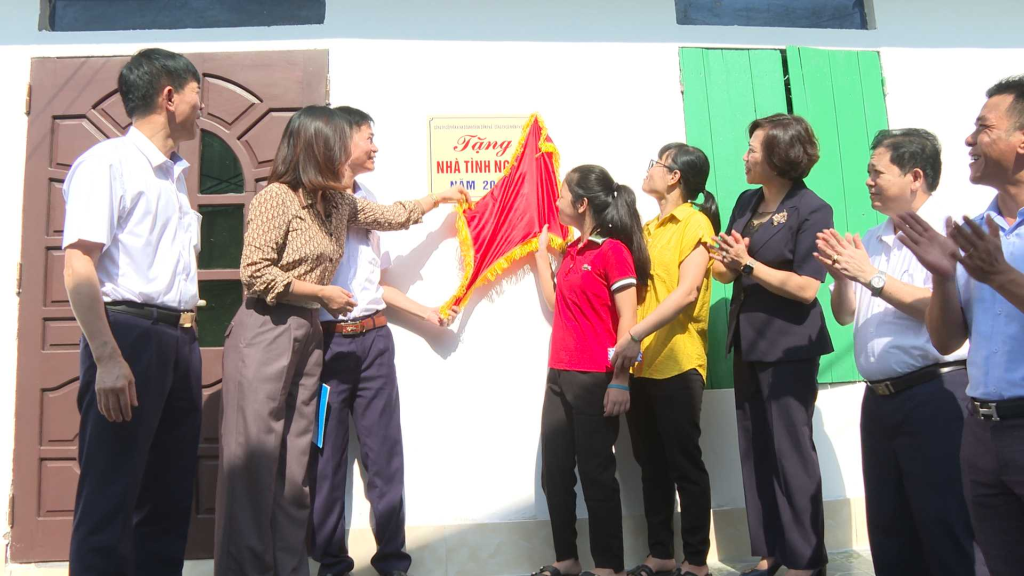 Khánh thành nhà tình nghĩa cho gia đình chị Hoàng Thị Thanh Huyền, hộ có hoàn cảnh đặc biệt khó khăn tại tổ 4, khu 3, phường Mông Dương.