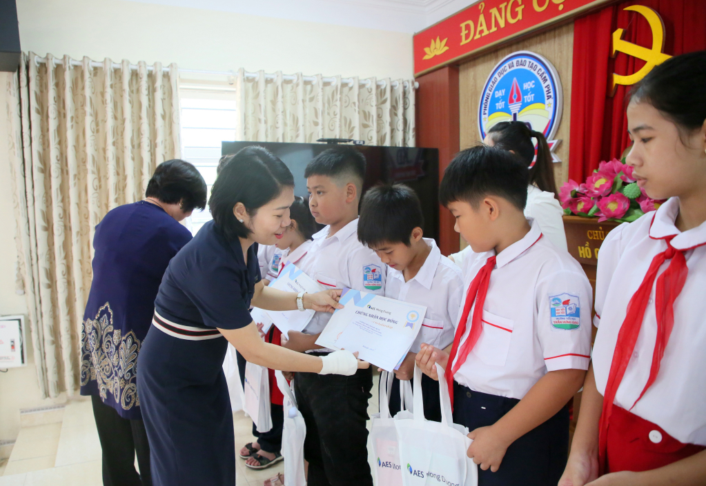 Công ty TNHH Điện lực AES Mông Dương, trao 180 suất học bổng cho học sinh có hoàn cảnh khó khăn TP Cẩm Phả. Đại diện Công ty trao học bổng cho các bạn học sinh có hoàn cảnh khó khăn trên địa bàn phường Cửa Ông.