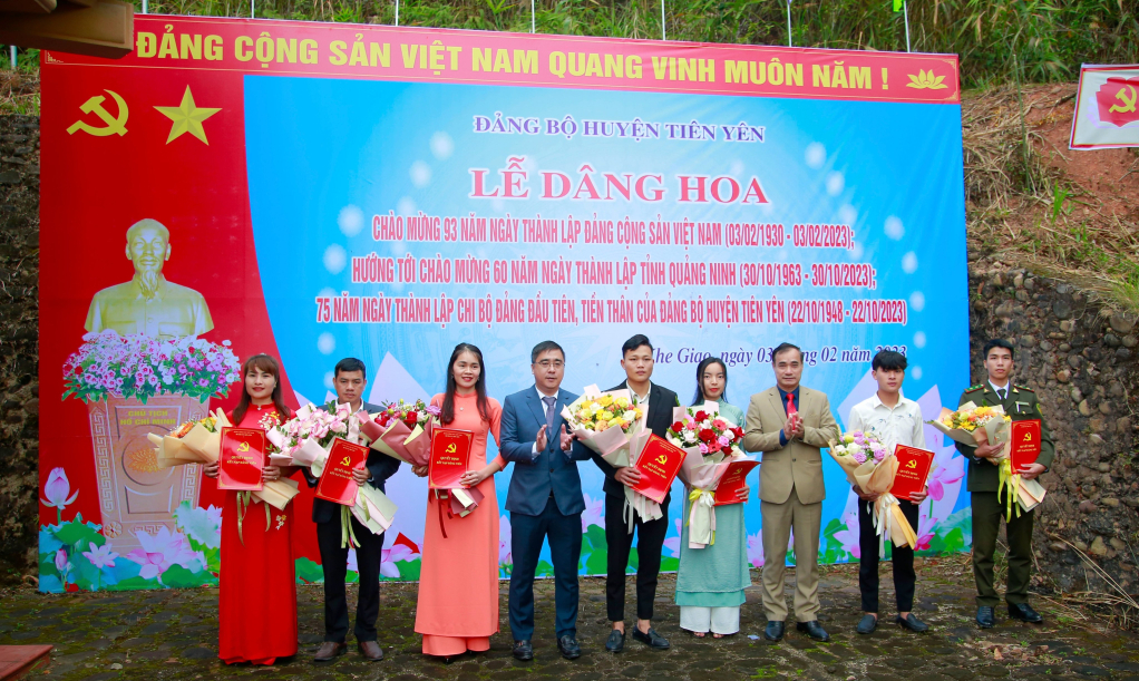 Các đồng chí lãnh đạo huyện Tiên Yên trao quyết định kết nạp đảng viên mới, ngày 3/2/2023. Ảnh: Trần Hoàn (CTV)