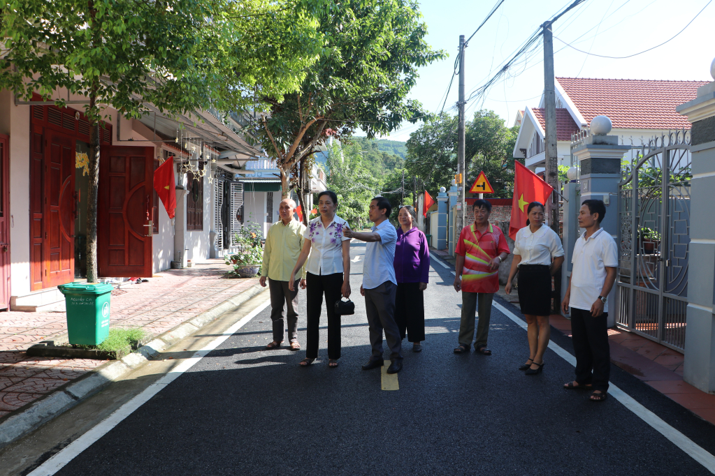 Nhân dân khu Nam Sơn phường Nam Khê đóng góp kinh phí xây dựng tuyến phố tự quản kiểu mẫu.