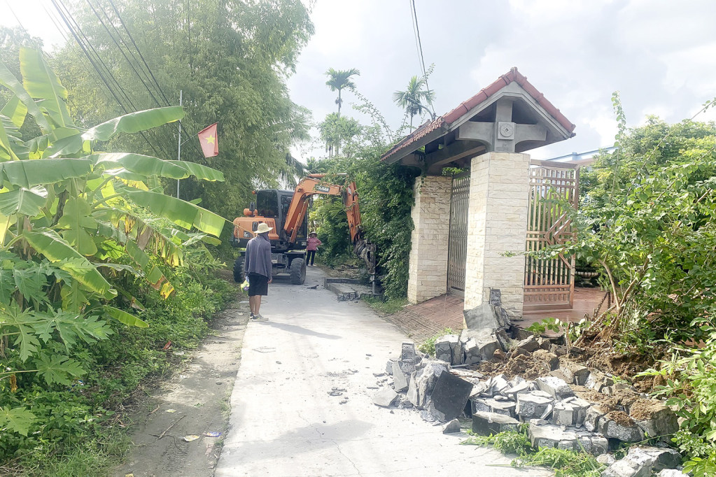 18 hộ dân khu Hiệp Thái phường Phương Nam đã đồng thuận tiến hành tháo dỡ tường rào, vật kiến trúc cây cối hoa màu để bàn giao cho chủ đầu tư thi công đường giao thông.