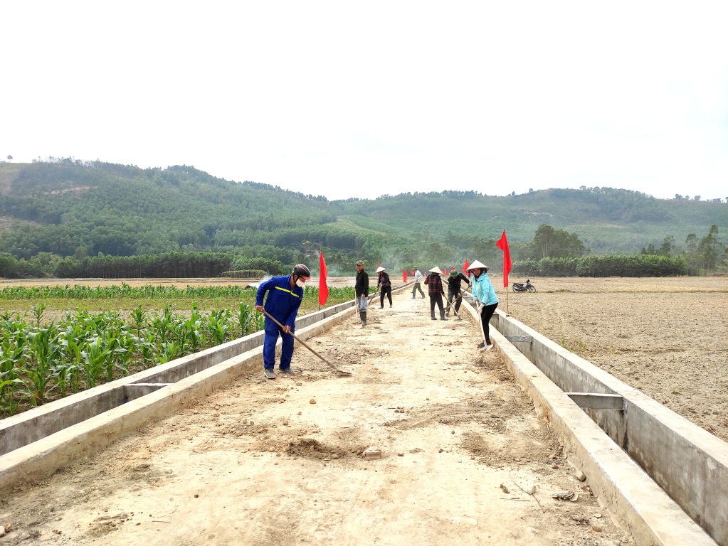 Chi hội nông dân khu 4, phường Bắc Sơn huy động gần 150 ngày công để thực hiện công trình đường nội đồng xanh.