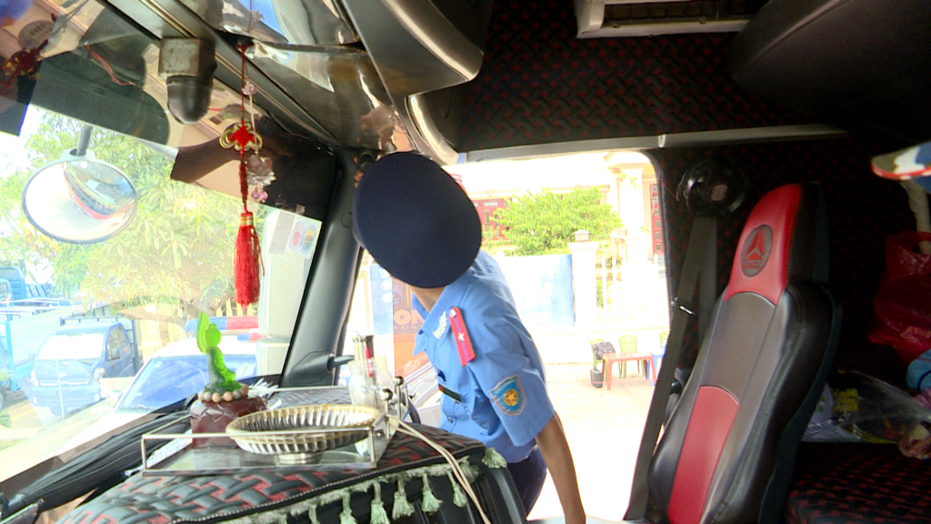 Lực lượng thanh tra giao thông kiểm tra việc lắp đặt, kết nối hệ thống giám sát hành trình trên xe container.