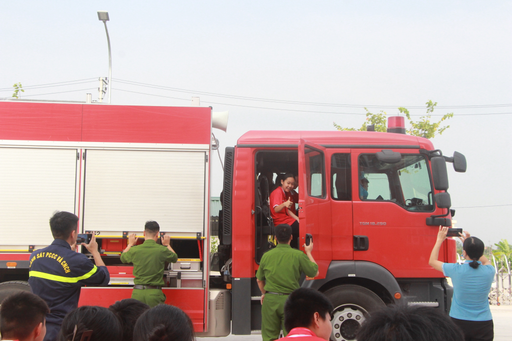 Các em học sinh được trải nghiệm làm chú lính cứu hỏa