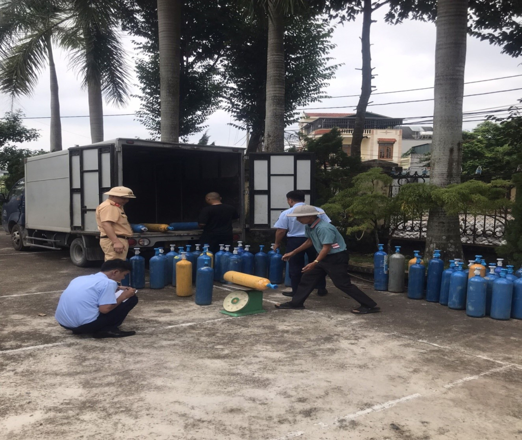 Bàn giao 50 bình khí nén bằng kim loại bên trong nghi chứa khí cười (khí N2O) cho Đội Quản lý thị trường số 4 – Cục Quản lý thị trường tỉnh Quảng Ninh