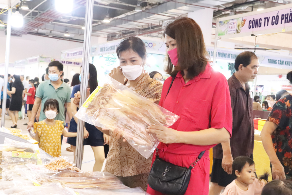 Hội chợ OCOP thường niên của Quảng Ninh thu hút đông đảo các gian hàng trong, ngoài nược tham dự.