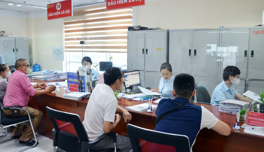 Người dân làm thủ tục hành chính liên quan chính sách BHXH, BHYT tại Trung tâm Hành chính công TP Hạ Long.