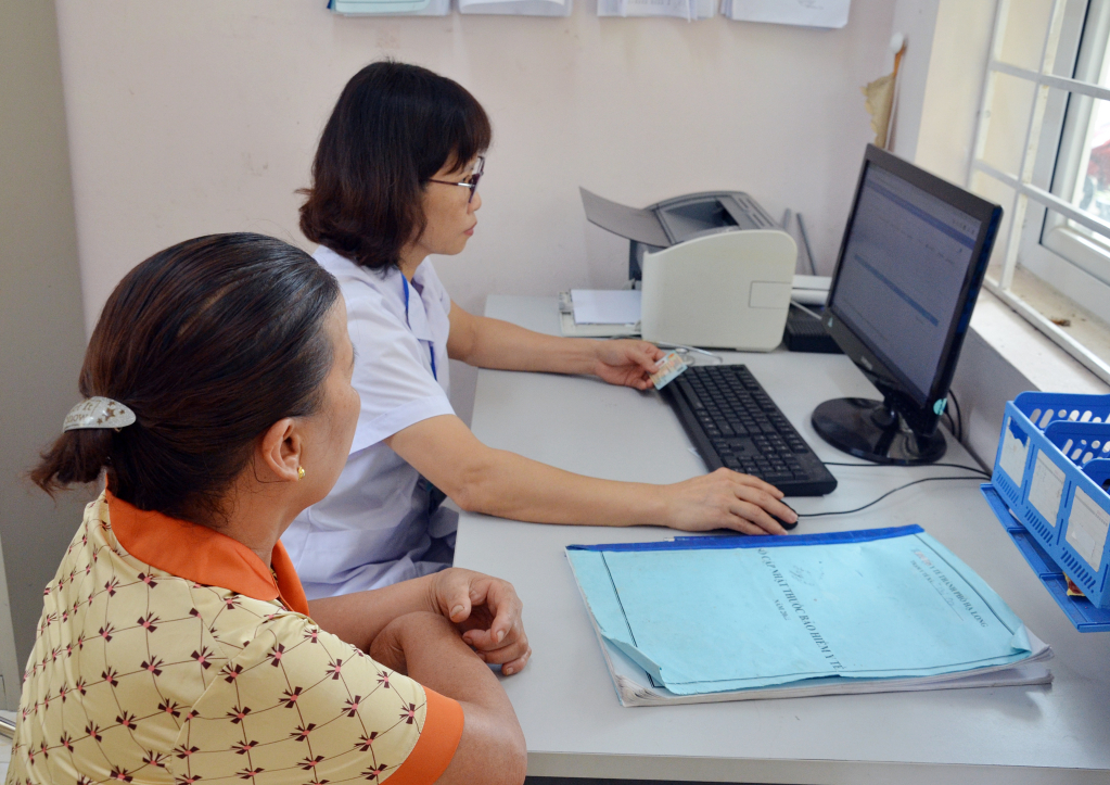 Bà Đỗ Thị Mỳ (thôn Chợ, xã Vũ Oai, TP Hạ Long) sử dụng CCCD gắn chíp để làm thủ tục khám và điều trị bệnh tại Trạm y tế xã Vũ Oai.