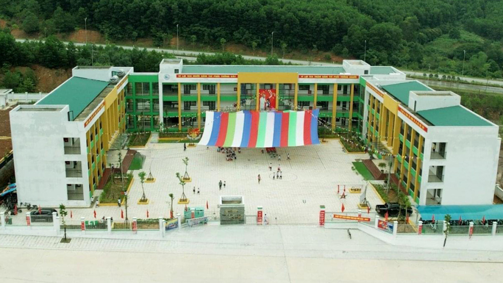 Trường Tiểu học và THCS xã Vạn Yên.