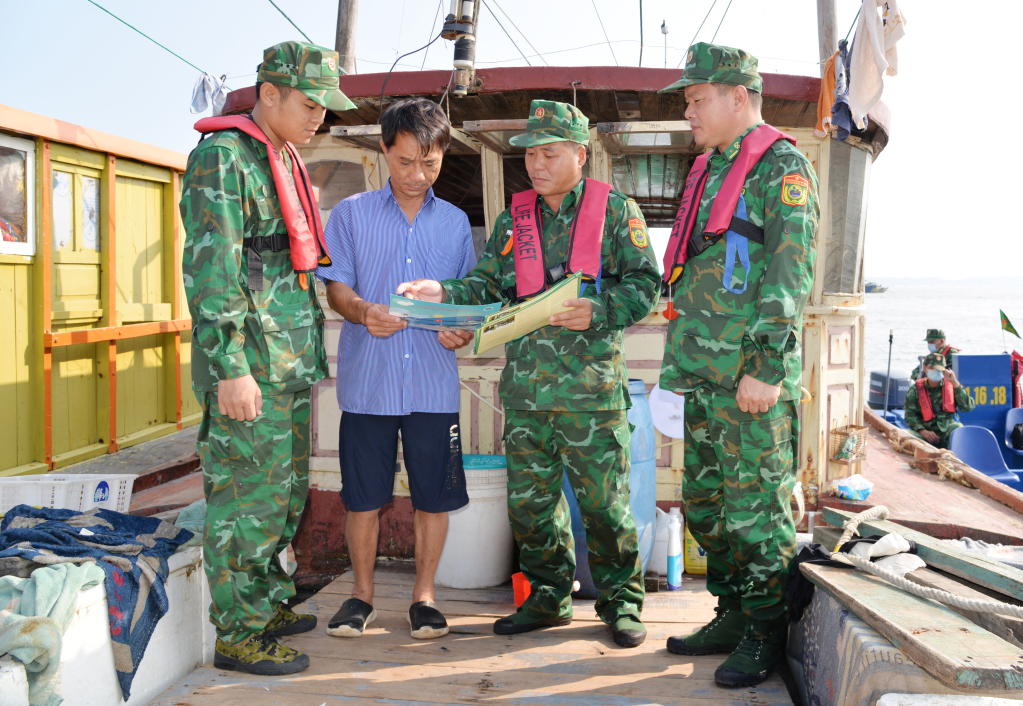 Đồn BP Trà Cổ tổ chức tuyên truyền pháp luật cho ngư dân trên địa bàn. 