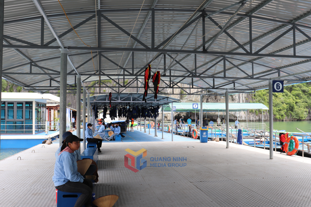  Công ty TNHH MTV Nam Tùng đầu tư cảng bến , trang thiết bị một cách bài bản phục vụ nhu cầu vui chơi của du khách trên Vịnh Hạ Long.