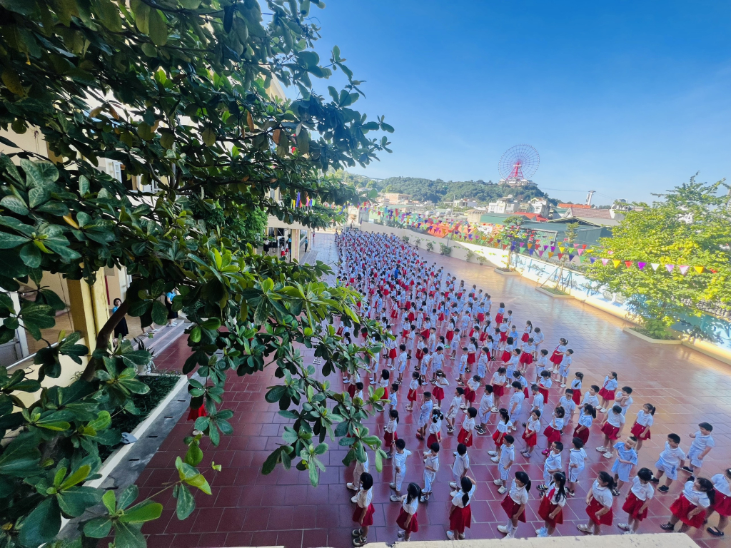 Các em học sinh Trường Tiểu học Hữu Nghị, TP Hạ Long, chuẩn bị biểu diễn.