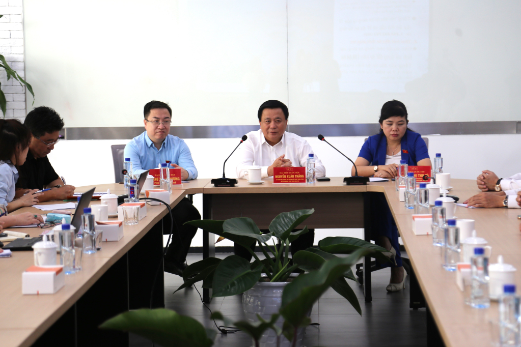 Đồng chí Nguyễn Xuân Thắng, Ủy viên Bộ Chính trị, Giám đốc Học viện Chính trị Quốc gia Hồ Chí Minh, Chủ tịch Hội đồng lý luận Trung ương, đoàn Đại biểu Quốc hội Tỉnh Quảng Ninh phát biểu tại buổi làm việc.