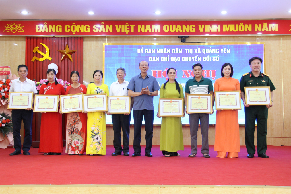 Đồng chí Trần Đức Thắng, Phó bí thư Thị ủy, Chủ tịch UBND TX Quảng Yên trao khen thưởng cho các tập thể.