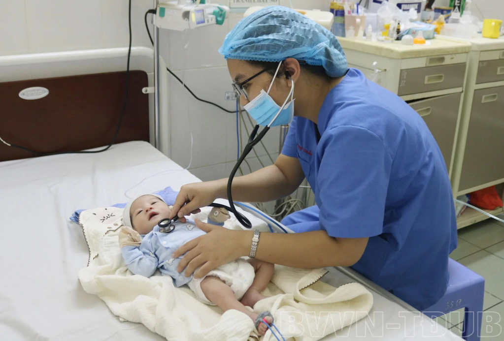 Bác sĩ Bệnh viện Việt Nam Thụy Điển khám bệnh cho trẻ sơ sinh. Ảnh: Bệnh viện cung cấp.