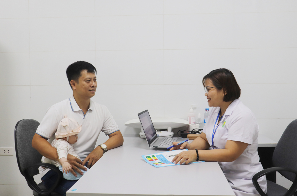 Anh Trần Quốc Huy, phường Hồng Hà, TP Hạ Long nghe bác sỹ CDC Quảng Ninh khám, tư vấn trước khi tiêm chủng.