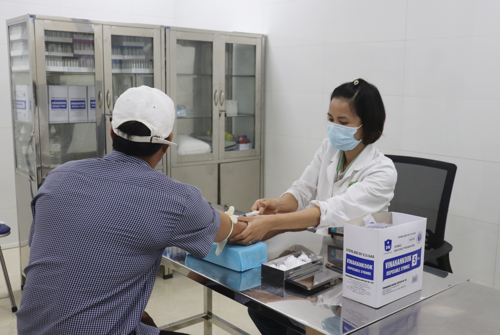 Người dân đến lấy máu xét nghiệm tại trụ sở mới của CDC Quảng Ninh.