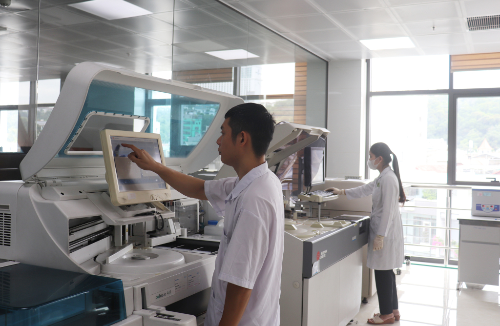 Khoa xét nghiệm của CDC Quảng Ninh rộng rãi, được trang bị các thiết bị xét nghiệm hiện đại.