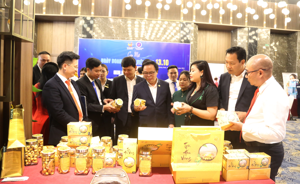 Lãnh đạo Hội Doanh nhân trẻ Việt Nam tham quan gian hàng trưng bày sản phẩm của doanh nghiệp