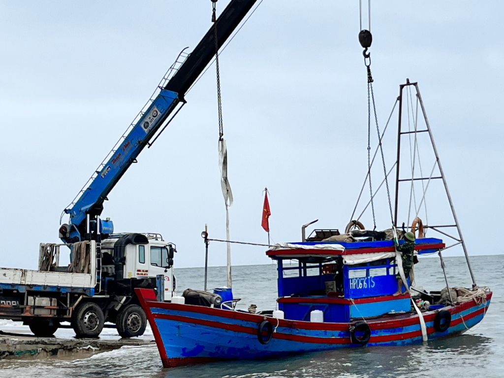 Đồn biên phòng cửa khẩu cảng Vạn Gia bàn giao hai tàu cho UBND thành phố Móng Cái xử lý theo quy định của pháp luật.