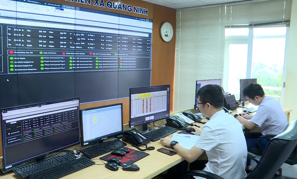 Cán bộ ngành điện Quảng Ninh theo dõi các chỉ số khách hàng trên phần mềm tự động cập nhật.
