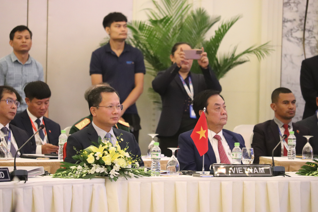 Đồng chí Cao Tường Huy, Quyền Chủ tịch UBND tỉnh Quảng Ninh lắng nghe các phát biểu tại hội nghị.