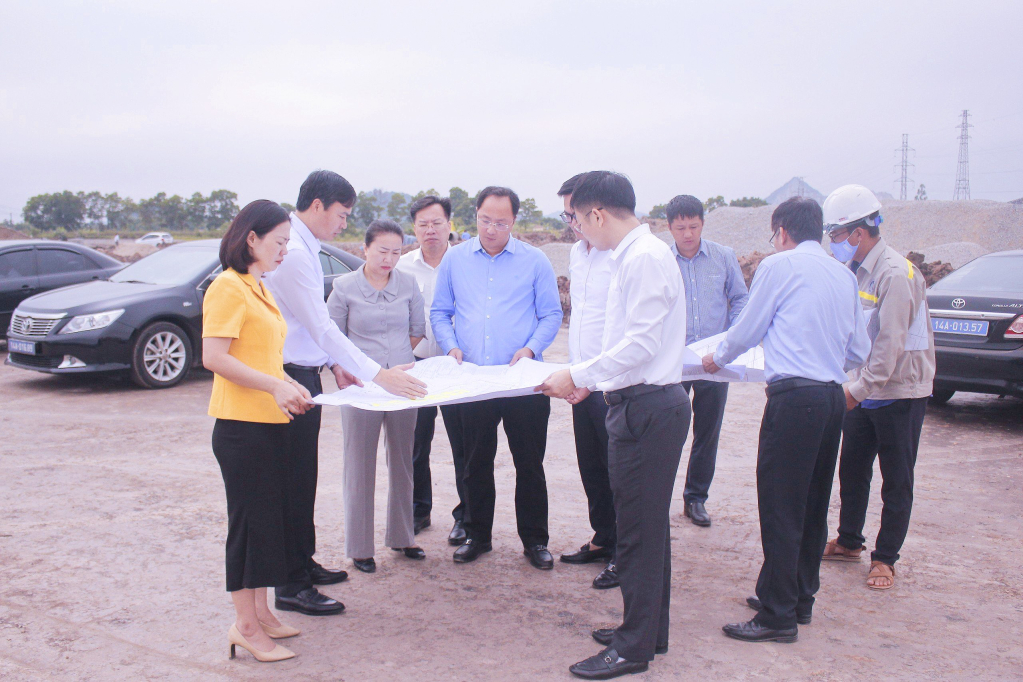 Đoàn giám sát khảo sát thực tế tại Khu tái định cư điểm phía Nam khu dân cư Vĩnh Tuy 2, phường Mạo Khê, thị xã Đông Triều.