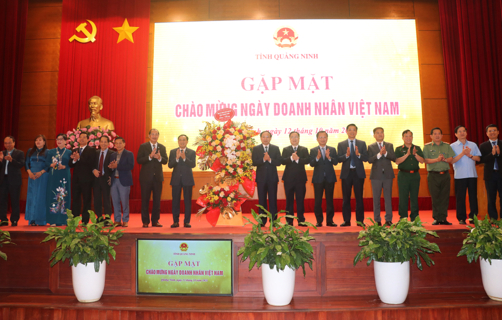 Tỉnh Quảng Ninh tặng hoa chúc mừng các doanh nghiệp, doanh nhân trên địa bàn tỉnh.