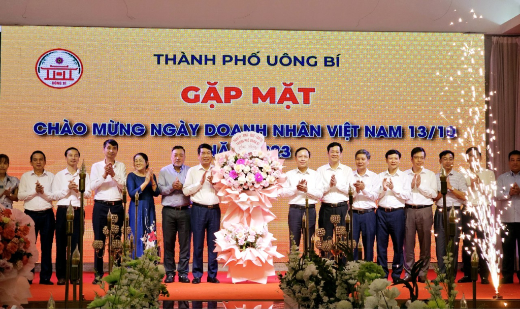 Tập thể lãnh đạo TP Uông Bí tăng lẵng hoa tươi thắm cho cộng đồng doanh nghiệp, doanh nhân trên thành phố.