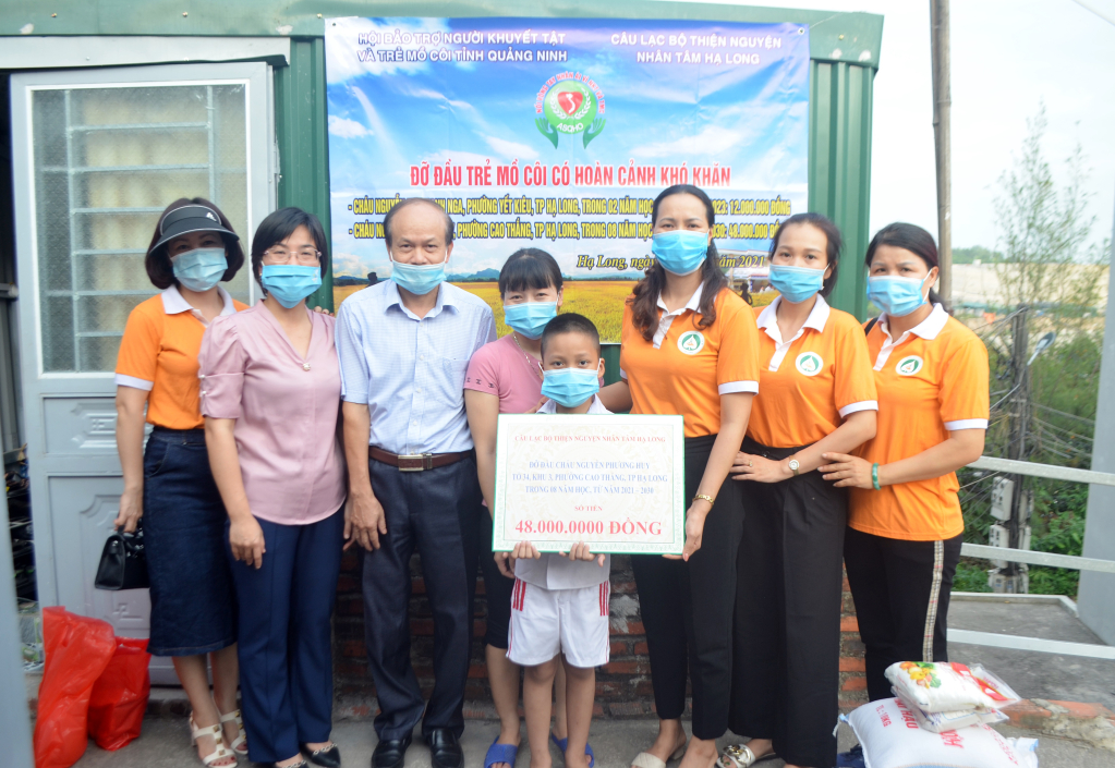 CLB Thiện nguyện nhân tâm Hạ Long trao số tiền 48 triệu đồng đỡ đầu cho em Nguyễn Phương Huy ở khu 3, phường Cao Thắng (TP Hạ Long) năm 2021.