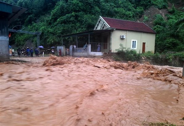 Mua lon o cac tinh tu Nghe An den Quang Ngai, de phong lu quet hinh anh 1