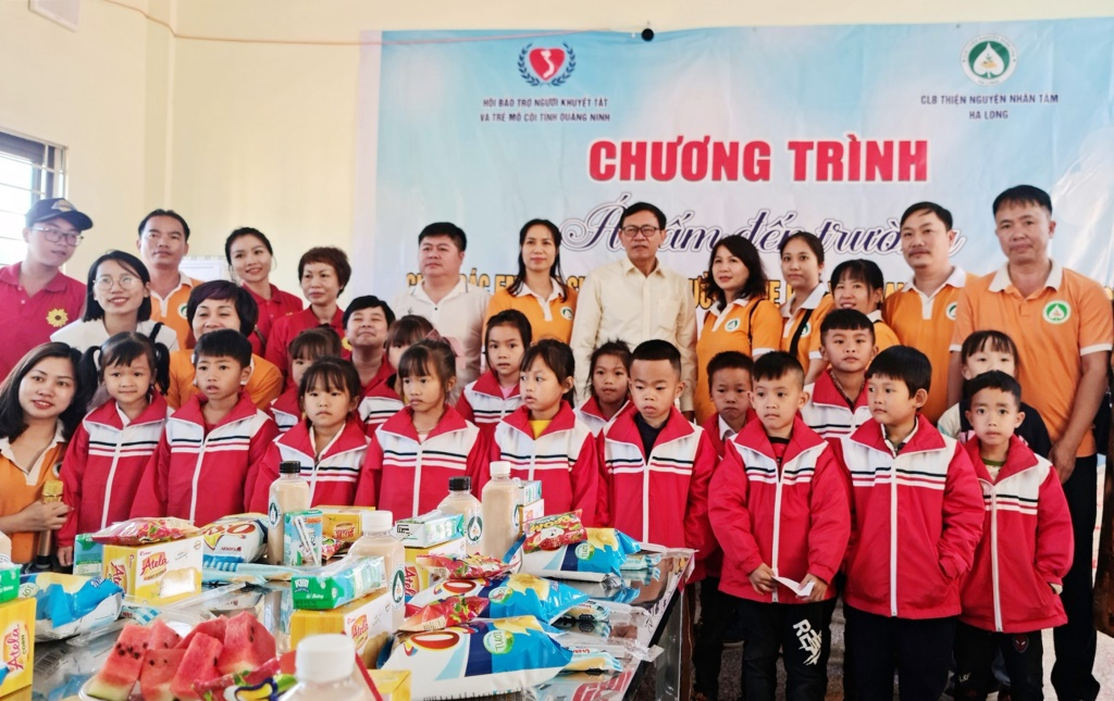 CLB Thiện nguyện Nhân tâm Hạ Long phối hợp với Hội Bảo trợ NKT-TMC tỉnh tổ chức tặng quà cho học sinh, giáo viên tại Điểm trường Tiểu học Khe Pụt (xã Thanh Sơn, huyện Ba Chẽ) ngày 20/11/2022.